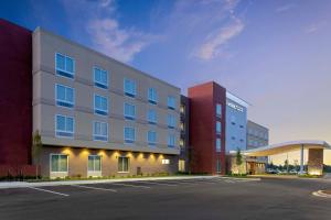 una representación de un hotel con aparcamiento en Fairfield Inn & Suites by Marriott Memphis Collierville, en Collierville