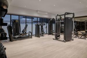 un gimnasio con cintas de correr y máquinas en una habitación en Delta Hotels by Marriott Denver Thornton, en Westminster