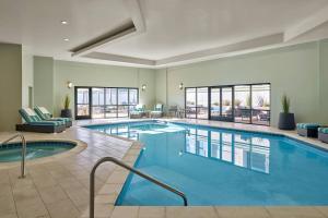 Delta Hotels by Marriott Denver Thornton في وستمنستر: مسبح كبير في غرفة فندق مع فندق