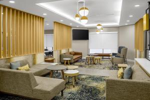 um lobby com sofás e mesas e uma sala de espera em TownePlace Suites by Marriott Ironton em Ironton