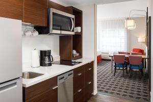 TownePlace Suites by Marriott Ironton في Ironton: مطبخ مع حوض وغرفة معيشة