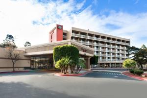 eine Darstellung der Vorderseite eines Hotels in der Unterkunft Courtyard by Marriott Oxnard/Ventura in Oxnard