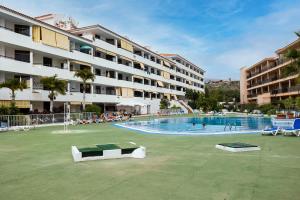 una gran piscina frente a un edificio en Luxury Summerland Los Cristianos AC, en Los Cristianos