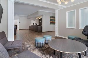 uma sala de estar com um sofá e uma mesa em Residence Inn Pinehurst Southern Pines em Southern Pines