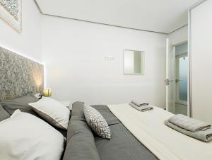 Una sala de estar con un sofá y un espejo. en Luxury Summerland Los Cristianos AC, en Los Cristianos 38 fotos más