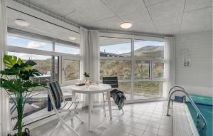 Χώρος καθιστικού στο Gorgeous Home In Hvide Sande With Sauna +41 φωτογραφίες