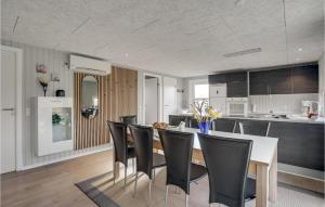 Η κουζίνα ή μικρή κουζίνα στο Gorgeous Home In Hvide Sande With Sauna