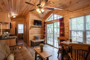 una sala de estar con sofá y mesa en una cabaña en The Cabins at Panther Lake, 