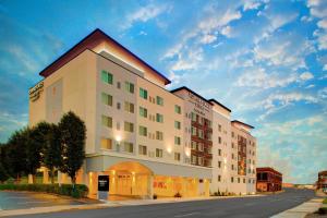 um grande edifício branco no lado de uma rua em TownePlace Suites by Marriott Parkersburg em Parkersburg