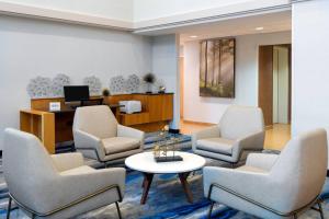 Fairfield Inn and Suites by Marriott Clearwater في كليرووتر: غرفة انتظار مع كراسي وطاولة