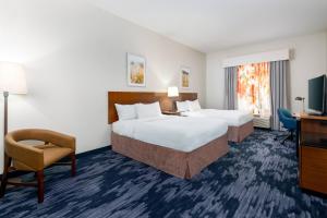 Fairfield Inn and Suites by Marriott Clearwater في كليرووتر: غرفه فندقيه سريرين وتلفزيون