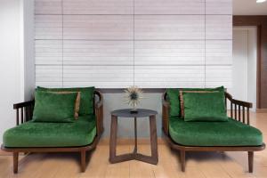 2 sillas con cojines verdes junto a una mesa en Fairfield Inn and Suites by Marriott Clearwater en Clearwater