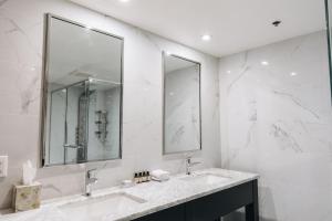 łazienka z 2 umywalkami i dużym lustrem w obiekcie Lofts du Vieux-Port by Gray Collection w Montrealu