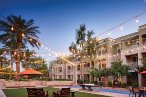 um hotel com um pátio com cadeiras e luzes em Marriott's Canyon Villas em Phoenix