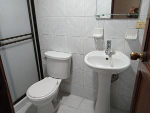 Habitaciones en Edificio Ginebra Manizales的一间浴室