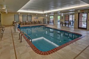 een groot zwembad in een hotelkamer bij Courtyard Memphis Germantown in Memphis