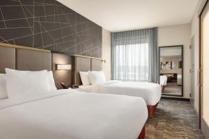 SpringHill Suites by Marriott Camp Hill في Camp Hill: غرفة فندقية بسريرين ونافذة