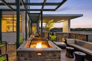 - une terrasse avec foyer extérieur dans un bâtiment dans l'établissement SpringHill Suites by Marriott Camp Hill, à Camp Hill