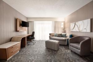 Гостиная зона в Courtyard by Marriott Topeka