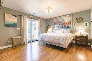 Schlafzimmer mit einem Bett und Holzboden in der Unterkunft Puget Island Riverfront Getaway in Cathlamet