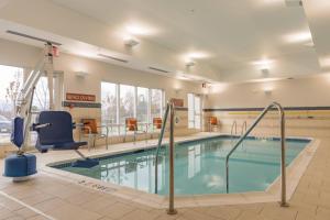TownePlace Suites by Marriott Syracuse Clay في ليفربول: مسبح في غرفة الفندق مع مسبح