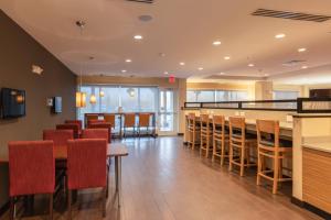 a bar in a restaurant with chairs and a table at TownePlace Suites by Marriott Syracuse Clay in Liverpool