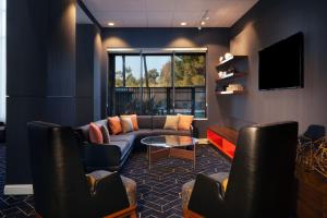 紐華克的住宿－Courtyard by Marriott Newark Silicon Valley，客厅配有沙发和椅子