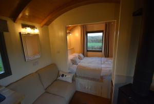 Postel nebo postele na pokoji v ubytování Forton House Shepherd's Huts