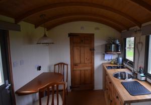 Kuchyň nebo kuchyňský kout v ubytování Forton House Shepherd's Huts