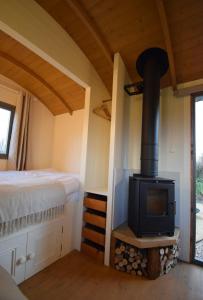 Postel nebo postele na pokoji v ubytování Forton House Shepherd's Huts