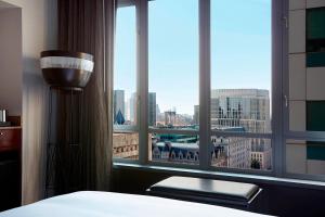 Postel nebo postele na pokoji v ubytování New York Marriott at the Brooklyn Bridge