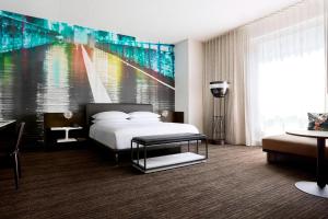 Postel nebo postele na pokoji v ubytování New York Marriott at the Brooklyn Bridge