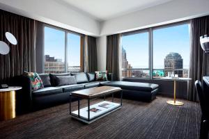 Posezení v ubytování New York Marriott at the Brooklyn Bridge