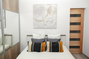 um quarto com uma cama com duas almofadas em Cosyhome T2 proche Gare entre Paris et Disneyland - Familial Rénové 65 m2 em Gagny