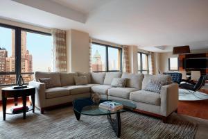 Posezení v ubytování New York Marriott at the Brooklyn Bridge