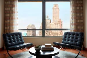 Posezení v ubytování New York Marriott at the Brooklyn Bridge