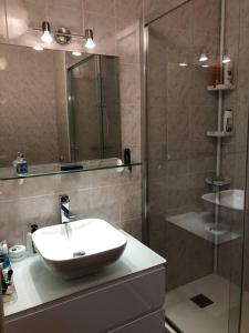 Kúpeľňa v ubytovaní Quiet and cozy 1BR close to beach and all services