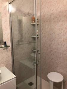 baño con ducha y puerta de cristal en Quiet and cozy 1BR close to beach and all services, en Saint-Raphaël