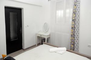um quarto branco com uma cama e um espelho em Cosyhome T2 proche Gare entre Paris et Disneyland - Familial Rénové 65 m2 em Gagny