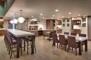 eine Küche und ein Esszimmer mit einem Tisch und Stühlen in der Unterkunft Residence Inn by Marriott Salt Lake City-West Jordan in West Jordan