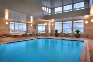 ウェストジョーダンにあるResidence Inn by Marriott Salt Lake City-West Jordanの眺めの良いホテル内の大型スイミングプール