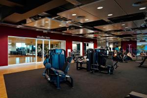 - une salle de sport avec tapis de course et machines elliptiques dans l'établissement London Marriott Hotel Twickenham, à Twickenham