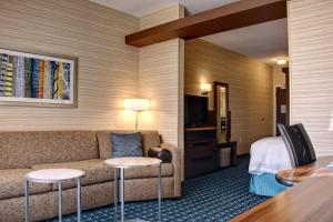 WyomissingにあるFairfield Inn & Suites by Marriott Reading Wyomissingのソファとベッド付きのホテルルーム