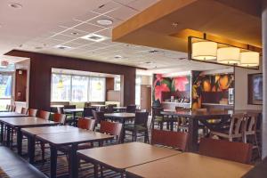 a dining room with tables and chairs in a restaurant at Fairfield Inn & Suites by Marriott Reading Wyomissing in Wyomissing