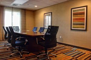 uma sala de conferências com mesa e cadeiras em Fairfield Inn & Suites by Marriott Reading Wyomissing em Wyomissing
