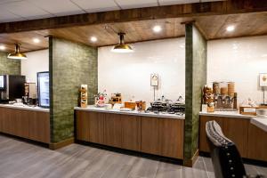 Kjøkken eller kjøkkenkrok på Fairfield Inn & Suites by Marriott Richmond Airport