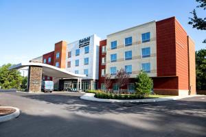 um edifício com um parque de estacionamento em frente em Fairfield Inn & Suites by Marriott Richmond Airport em Sandston