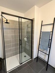 um chuveiro com uma porta de vidro na casa de banho em Appartement neuf proche Arcachon em La Teste-de-Buch