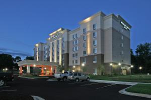 um hotel com um camião branco estacionado num parque de estacionamento em SpringHill Suites Durham Chapel Hill em Durham