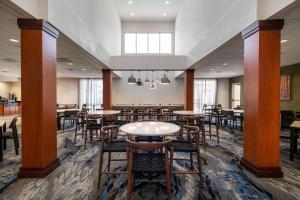 uma grande sala de jantar com mesas e cadeiras em Fairfield Inn & Suites by Marriott Visalia Tulare em Tulare